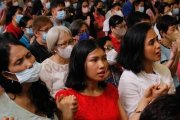 Filipinos en misa rezan con las manos levantadas el Padrenuestro
