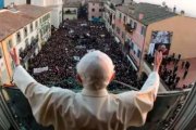 Benedicto XVI en Castelgandolfo en 2014: una escena que durante más de una década se desvaneció en el recuerdo de una localidad que acogió durante siglos a los Papas.