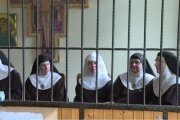 Las exclarisas de Belorado en una rueda de prensa tras las rejas del convento