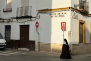 Una hermana de la Cruz en la calle sevillana de Santa Ángela de la Cruz