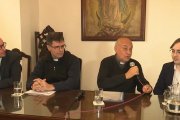 El arzobispo de Santa Fe, Sergio Fenoy (con el micrófono), junto a otros responsables diocesanos en una rueda de prensa para explicar su posición ante el debate constitucional.