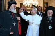 El Papa saluda a los fieles a la salida de la iglesia de Mor Ephrem.