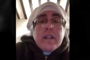 Una de las ex religiosas cismáticas de Belorado, en el vídeo difundido para protestar por el traslado de las monjas mayores.