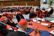 Los cardenales convocados al consistorio extraordinario han trabajado en 21 grupos. En la mesa de arriba a la derecha en la foto se sienta el Papa.