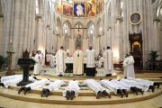 Once sacerdotes siendo ordenados en la catedral de la Almudena de Madrid.