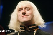 Jimmy Savile (1926-2011), a quien se concedió el título de Sir, fue una de las grandes estrellas de la BBC, que encubrió sistemáticamente decenas de denuncias contra él por abuso sexual infantil.