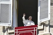 El Papa saluda a los fieles durante el rezo del Ángelus este domingo en la Plaza de San Pedro.