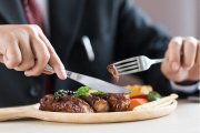 Debido a una bula que el Papa concedió a los Reyes Católicos durante siglos en España s se ha podido comer carne en Cuaresma.