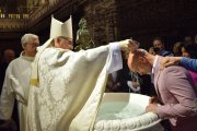 El aumento de bautizos en los adultos es una realidad en España, aunque por la realidad cultural y religiosa la cifra sea más modesta que en otros países.