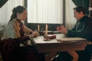 Mariana Allsopp (Paula Iglesias) y el padre Méndez (Javier Godino) preparan la fundación de las trinitarias de Madrid