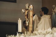 El sacerdote enciende el cirio pascual, un momento fundamental de la liturgia de Resurrección.