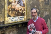 Raúl Mir con una imagen de san José