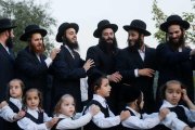 Un grupo de judíos ortodoxoscon sus hijos