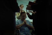 El actor Juan Ángel interpreta al padre Emiliano Tardif, que aceptaba reticente que unos carismáticos rezasen por él
