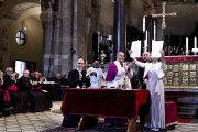 La postuladora Chiara Minelli muestra los documentos firmados y sellados que ponen fin al proceso diocesano.