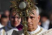 León XIV con la custodia en su primer Corpus Christi como Papa, en las calles de Roma en junio de 2025