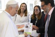Rafael Rubio, de Comunicación de la visita papal a España, entrega su acreditación a León XIV tras la audiencia del miércoles