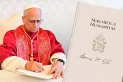 El Papa León XIV firmando su primera carta encíclica "Magnifica humanitas”