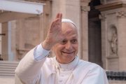 El Papa León XIV saluda a los fieles congregados en la plaza de san Pedro