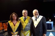 En la imagen, Nieves Bayo y el Gran Comendador ad vitam del Supremo Consejo Masónico de España, Joan-Francesc Pont Clemente, flanquean al hermano Philippe Foussier.