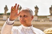 El Papa León XIV saludando a los fieles reunidos en la plaza de San Pedro del Vaticano