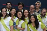 Posan algunos voluntarios de la visita papal en el Centro de Prensa en la Real Casa de Correos de Madrid