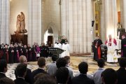 La Reina Sofía, de blanco; los cardenales Rouco y Osoro, los obispos de Getafe y Alcalá, sus obispos auxiliares, y el Papa León en la Almudena