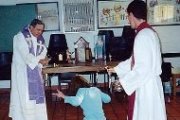 Dos sacerdotes realizan un exorcismo