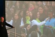 Javier Echeverría, a la izquierda, escucha la pregunta formulada por una joven en la JMJ 2013