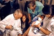 Bergoglio en un lavatorio de pies