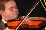 Emmanuel toca el violín, una de sus grandes pasiones