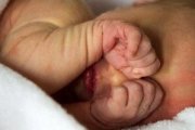El bebé siempre estará acompañado por el padre Ragheed