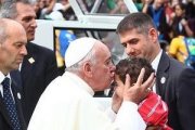 Antes del Ángelus, el Papa besó muchos niños; alabó el papel de los abuelos en las familias