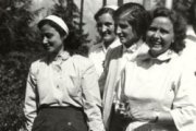 Chiara Lubich con las primeras focolarinas en 1943 -ella tenía 20 años y Europa estaba en guerra