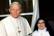 Sor Lucía, la única vidente de Fátima que llegó a la edad adulta, con Juan Pablo II