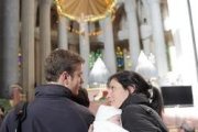 Un joven matrimonio en la Misa de la Familia en el templo de Gaudí en Barcelona