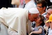El Papa Francisco recibe el cariño de una niña