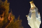 La Virgen está situada a quince metros de altura