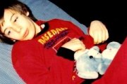 Martin Pistorius quedó así, paralizado, dormido al principio, luego despertó pero nadie se dio cuenta de que se enteraba de todo
