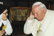 Sor Lucía con San Juan Pablo II, quien encargó al cardenal Caffarra crear un Instituto sobre Familia y Matrimonio donde se guarda la carta que él comenta