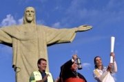 El alcalde de Río, el cardenal y la campeona de voley, con la antorcha olímpica y el Cristo del Corcovado