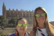 Una chicas ante la catedral de Mallorca, considerada la primera con energía verde, es decir, renovable