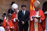 Monseñor Omella, junto al presidente de la Generalitat, Carles Puigdemont, en la celebración de Sant Jordi, el pasado 23 de abril.