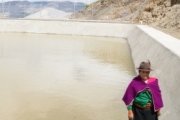 Depósitos de agua para la aspersión en el desierto de Palmira, Ecuador...
