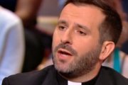 El sacerdote Pierre-Hervé Grosjean no rehúye difíciles confrontaciones en radio y televisión.