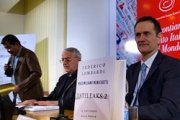 El padre Federico Lombardi y Massimiliano Menichetti, durante la presentación del libro este jueves.