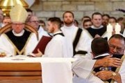 Un momento de las ordenaciones sacerdotales del pasado sábado: diez sacerdotes en una pequeña diócesis del centro del país.