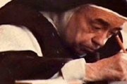 La Madre Maravillas, escribiendo en su celda, ya anciana.