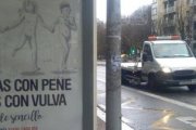 Uno de los anuncios colocados en las marquesinas de las paradas de autobúss