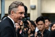 El profesor Jordan Peterson, durante una intervención en la calle a favor de la libertad de expresión, amenazada por la dictadura de género.